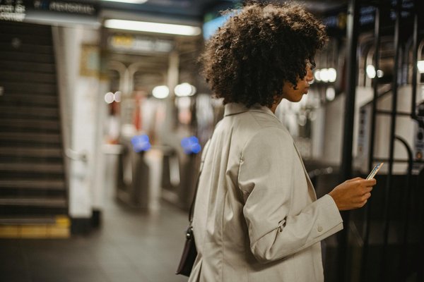 Quels sont les conseils pour camper en région de savane en évitant les prédateurs?